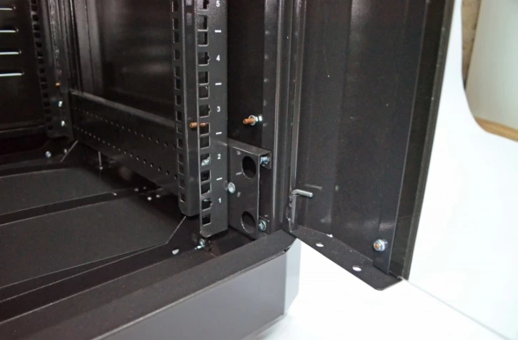 Шафа підлогова CMS 19 "28U, 610 х 675 мм чорна фото 11